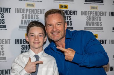 Aktör Dylan Dukes, Aktör Christopher M. Dukes Regal Cinemas Live LA, Los Angeles 'ta düzenlenen 2023 Indie Short Film Ödülleri ve Leydenville gösterimine katıldı.