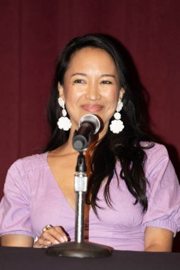 The City of West Hollywood ve onun Kadın Danışmanlık Konseyi 'nin Batı Hollywood Şehir Meclisi Chambers, Los Angeles 23 Eylül 2023' te Nasıl Hackleneceği Konseyine Nasıl Hacklenir Özel Gösterimi 'ne katılıyor.