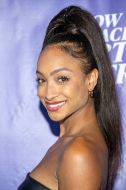 The City of West Hollywood ve onun Kadın Danışmanlık Konseyi 'nin Batı Hollywood Şehir Meclisi Chambers, Los Angeles 23 Eylül 2023' te Nasıl Hackleneceği Konseyine Nasıl Hacklenir Özel Gösterimi 'ne katılıyor.