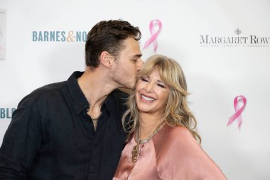 Özel Tasarımcı Margaret Rowe ve oğlu Girişimci Chase Rowe Barnes and Noble 'daki The Grove, Los Angeles, CA 16 Ekim 2023' te 