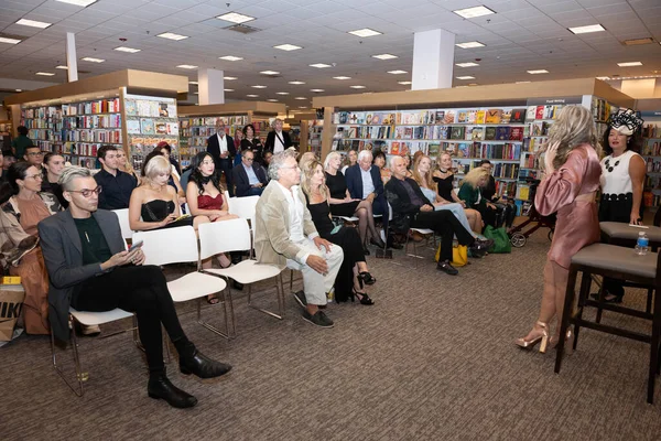 Audience Couture Designer Margaret Rowe Attends Margaret Rowe Lens Book — Stock Photo, Image