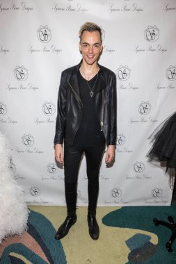 Müzisyen Ilia Yordanov, Özel Tasarımcı Symone Prince 'in The Britly, Los Angeles, CA 19 Ekim 2023' deki son VIP koleksiyonunu sunar.