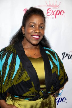 Tasarımcı Casonna Gibson, 11 Kasım 2023 'te Los Angeles, Özel Konutta Sınırsız Şans Kumaş Karıştırma Fuarı' na katıldı.