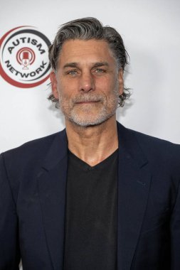 Aktör James Hyde, Woodland Hills Country Club, Los Angeles, CA 28 Ekim 2023 'te Otizm Hizmetleri için 2. Yıllık Ghouls Galası' na katıldı.