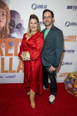 Yardımcı yapımcı Susannah Hillard, Yapımcı Ryan Rees 9 Kasım 2023 'te Westwood, Los Angeles' taki Regency Village Theatre 'daki Çıplak Şemsiye Maceraları' nın dünya prömiyerine katıldı.