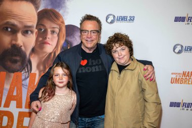 Aktör komedyen Tom Arnold ailesiyle birlikte 9 Kasım 2023 'te Westwood, Los Angeles' taki Regency Village Theatre 'daki Çıplak Şemsiye Maceraları' nın dünya prömiyerine katıldı.