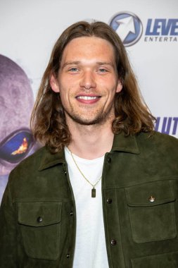 Aktör Cameron Cowperthwaite, 9 Kasım 2023 'te Westwood, Los Angeles' taki Regency Village Theatre 'da Çıplak Şemsiye Maceraları' nın dünya prömiyerine katıldı.