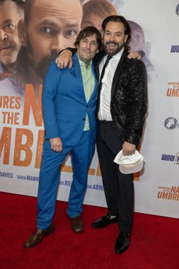 Besteci Jeff Victor, yönetmen Gerald Brunskill 9 Kasım 2023 'te Los Angeles' taki Regency Village Theatre 'daki Çıplak Şemsiye Maceraları' nın dünya prömiyerine katıldı.