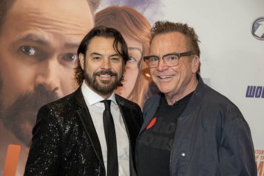 Yönetmen Gerald Brunskill, Aktör Tom Armold, 9 Kasım 2023 'te Los Angeles' taki Regency Village Theatre 'daki Çıplak Şemsiye Maceraları' nın dünya prömiyerine katıldı.