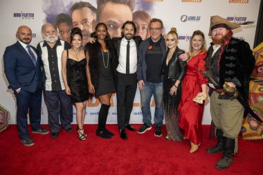 Westwood, Los Angeles Regency Village Tiyatrosu 'nda Çıplak Şemsiye Maceraları' nın dünya prömiyerine katılan oyuncu kadrosu, 9 Kasım 2023