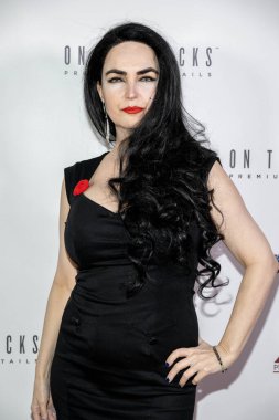 Aktris Alexis Kiley, 11 Kasım 2023 'te Hotel Ziggy, Los Angeles' ta Gaziler İçin OTR Komedyenleri Sunar.