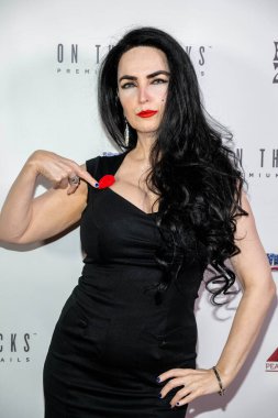 Aktris Alexis Kiley, 11 Kasım 2023 'te Hotel Ziggy, Los Angeles' ta Gaziler İçin OTR Komedyenleri Sunar.