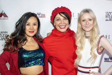 Komedyenler Cat Ce, Christine Peake, Thash Mose 11 Kasım 2023 'te Hotel Ziggy, Los Angeles' taki Gaziler İçin OTR Komedyenleri Sunar.