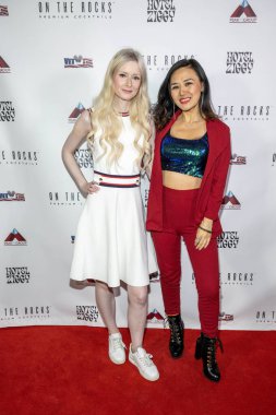 Komedyenler Thash Mose ve Cat Ce, 11 Kasım 2023 'te Hotel Ziggy, Los Angeles' taki Gaziler İçin OTR Komedyenleri 'ne katıldı.