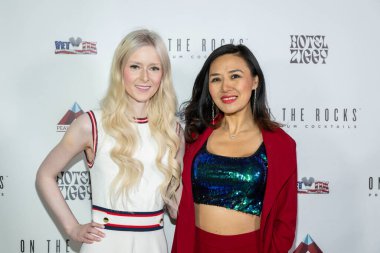 Komedyenler Thash Mose ve Cat Ce, 11 Kasım 2023 'te Hotel Ziggy, Los Angeles' taki Gaziler İçin OTR Komedyenleri 'ne katıldı.