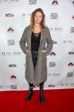 Organizatör Alex Schroeder, 11 Kasım 2023 'te Hotel Ziggy, Los Angeles' ta Gaziler İçin OTR Komedyenleri Sunar.