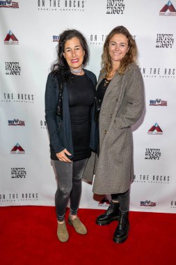 Oyunculuk koçu Cris Klein, organizatör Alex Schroeder 11 Kasım 2023 'te Los Angeles Ziggy otelinde Gaziler İçin Komedyenleri sunar.