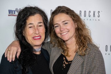 Oyunculuk koçu Cris Klein, organizatör Alex Schroeder 11 Kasım 2023 'te Los Angeles Ziggy otelinde Gaziler İçin Komedyenleri sunar.