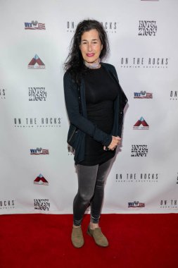 Oyunculuk koçu Cris Klein, 11 Kasım 2023 'te Hotel Ziggy, Los Angeles' ta Gaziler İçin OTR Komedyenleri Sunar.