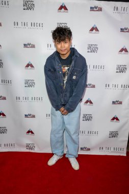 Komedyen Denny Plom, 11 Kasım 2023 'te Hotel Ziggy, Los Angeles' ta Gaziler İçin OTR Komedyenleri Sunar.