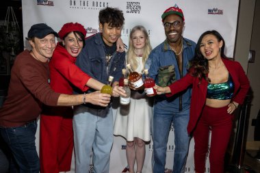 OTR 'yi destekleyen komedyenler, 11 Kasım 2023' te Hotel Ziggy, Los Angeles 'ta Gaziler İçin Komedyenler OTR' ye katıldı.