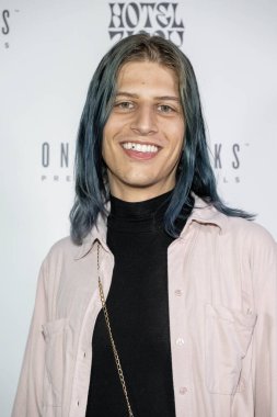 Model yazarı Hari Tahov, 11 Kasım 2023 'te Hotel Ziggy, Los Angeles' ta Gaziler İçin OTR Komedyenleri Sunar.