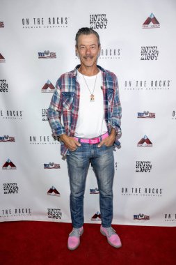 Aktör Massi Furlan, 11 Kasım 2023 'te Hotel Ziggy, Los Angeles' ta Gaziler İçin OTR Komedyenleri Sunar.