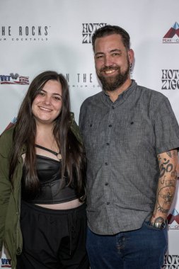 20 yıl donanma emektarı Robert McGill ve kız arkadaşı Shelby, 11 Kasım 2023 'te Hotel Ziggy, Los Angeles' taki Gaziler İçin OTR Komedyenleri sunar.