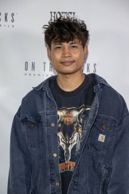 Komedyen Denny Plom, 11 Kasım 2023 'te Hotel Ziggy, Los Angeles' ta Gaziler İçin OTR Komedyenleri Sunar.