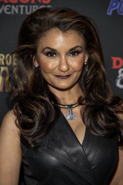 Aktris Anjali Bhimani, EP 'de Zindanlar ve Ejderhalar Maceraları gösterimine katıldı. ve L.P. çatısı, Los Angeles, CA 13 Kasım 2023