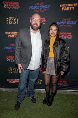 Aktör Mike Haracz, Aktris Sujata Günü EP 'de Zindanlar ve Ejderhalar Maceraları gösterimine katıldı. ve L.P. çatısı, Los Angeles, CA 13 Kasım 2023