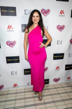 Aktris Natasha Blasick Max Etkinlikleri 'ne katıldı SIXTY Beverly Hills, Los Angeles' ta Komedi Modelleri sunar, CA 17 Kasım 2023