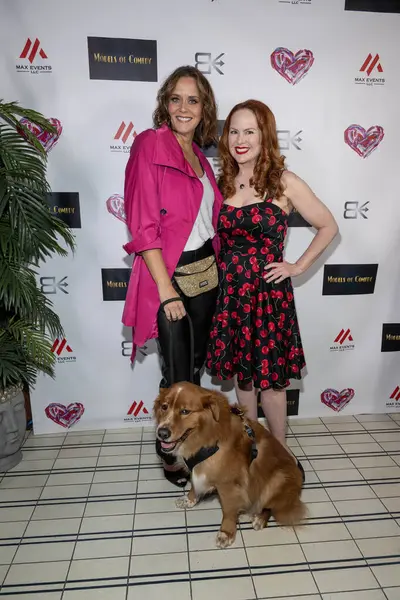 Aktris Courtney Moore Dengan Aktor Anjingnya Henry Aktris Lisa Cash — Stok Foto