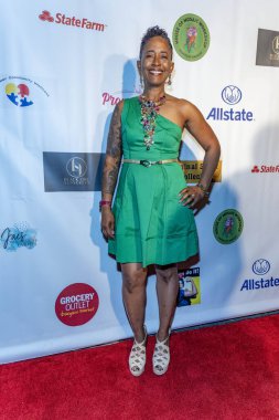 Toni Shaw (Mozaik Atölyesi 'nin kurucusu) 2 Aralık 2023' te Özel Konut, Los Angeles 'taki Sınırsız Bağış Gecesi' ne katılır.