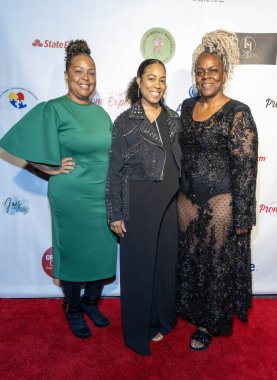 Mezuniyet Balosu Limitsiz Octavia Clayton, RandB şarkıcısı Ni 'elle, Sınırsız Fırtınalı Hava Bankalarının Kurucusu / Tasarımcısı Özel Konut, Los Angeles' taki Sınırsız Balo Bağış Gecesine katıldı.