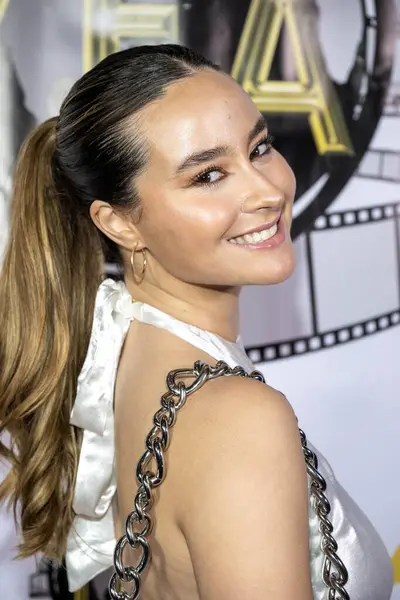 巴西女演员克拉拉 加里多出席了2023年12月3日在加利福尼亚州洛杉矶萨班剧院举行的第八届年度青年艺人奖 — 图库照片