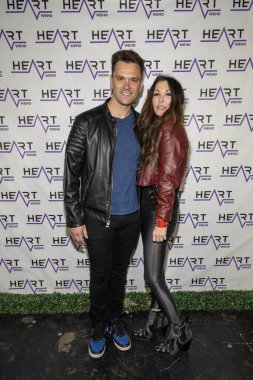 Aktör Kash Hovey, film yapımcısı Wendy Benge, 9 Aralık 2023 'te Batı Hollywood, Los Angeles' ta Heart WeHo Gece Kulübü 'nde G Tom Mac' in performansının yer aldığı J. Michael Arnoldi Birthday Bash and Toy Drive 'a katıldı.