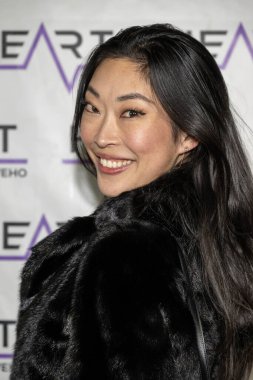 Aktris Jackie Dallas, J. Michael Arnoldi 'nin doğum günü partisine katılıyor ve 9 Aralık 2023' te Batı Hollywood, Los Angeles 'taki Heart WeHo Gece Kulübü' nde G Tom Mac 'in performansını sergiliyor.