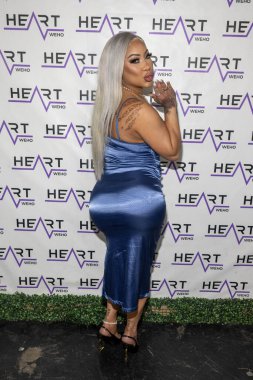 Aktris Hazel-E, J. Michael Arnoldi 'nin doğum günü partisine katılıyor ve 9 Aralık 2023' te Batı Hollywood, Los Angeles 'taki Heart WeHo Gece Kulübü' nde G Tom Mac 'in performansını sergiliyor.