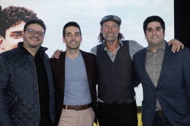 Yönetmen Miguel Angel Ferrer, aktör Troy Kotsur, Troy Kotsur 'un sunuculuğunu yaptığı Güneşin Gölgesi' ndeki soru-cevap toplantısına katıldı. Troy Kotsur, Venezüella Oscar 'ın En İyi Uluslararası Film Oluşturma Odası, Los Angeles, CA 12 Aralık 2023