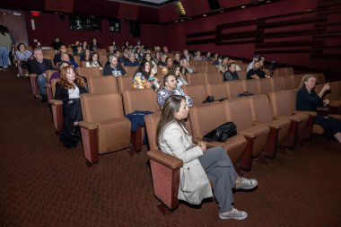 Seyirciler, Troy Kotsur, Venezuela 'nın sunduğu Güneşin Gölgesi' ne katılıyorlar. En İyi Uluslararası Film dalında En İyi Uluslararası Film dalında Oscar Girdisi, Los Angeles, CA 12 Aralık 2023