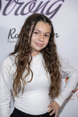 Dansçı Valerie Serna, Oyuncaklar Yardım Gecesi ve Nikol Strong 'un doğum günü partisine katılıyor. Porsche Downtown, Los Angeles, CA 17 Aralık 2023