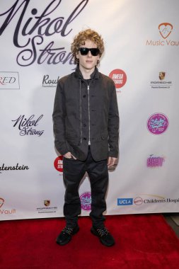 Aktör Etkisi Lev Cameron, 17 Aralık 2023 'te Porsche Downtown, Los Angeles' taki Oyuncaklar Yardım Gecesi ve Nikol Strong 'un Doğum Günü Partisi' ne katıldı.