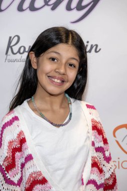 Nüfuzlu Kassandra Becerra, 17 Aralık 2023 'te Porsche, Los Angeles' taki Oyuncaklar Yardım Gecesi ve Nikol Strong 'un Doğum Günü Partisi' ne katıldı.