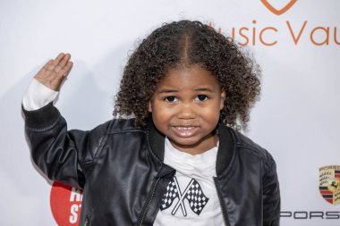 Aktör King Solis, Oyuncaklar Yardım Gecesi ve Nikol Strong 'un doğum günü partisine katılıyor. Porsche Downtown, Los Angeles, CA 17 Aralık 2023