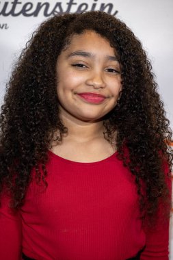 Şarkıcı Ayla Rae, 17 Aralık 2023 'te Porsche Downtown, Los Angeles' ta Oyuncak Yardım Gecesi ve Nikol Strong 'un Doğum Günü Partisi' ne katıldı.