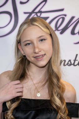 Aktris Nikol Strong, 17 Aralık 2023 'te Porsche Downtown, Los Angeles' ta Oyuncak Yardım Gecesi ve Nikol Strong 'un Doğum Günü Partisi' ne katıldı.