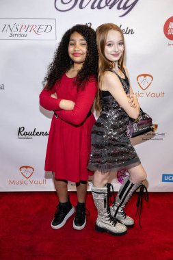 Şarkıcı Ayla Rae, Oyuncu Charlie Townsend Oyuncaklar Yardım Gecesi ve Nikol Strong 'un Porsche Downtown, Los Angeles' taki doğum günü partisine katıldı.