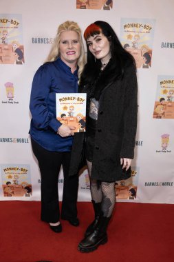 Yazar Rachele Sweetser, Model Ashlyn Dressler, yazar Rachele Sweetser 'ın 