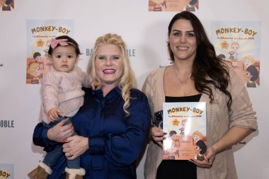 Priscilla Chagoya ve Ruby ile birlikte yazar Rachele Sweetser 'ın 